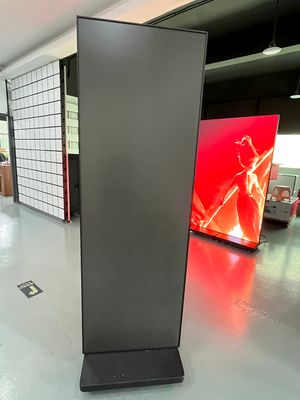 Display LED Poster com Pixel Pitch de 1,86 mm, Taxa de Atualização de 3840Hz e Brilho de 800 nits para Publicidade em Lojas